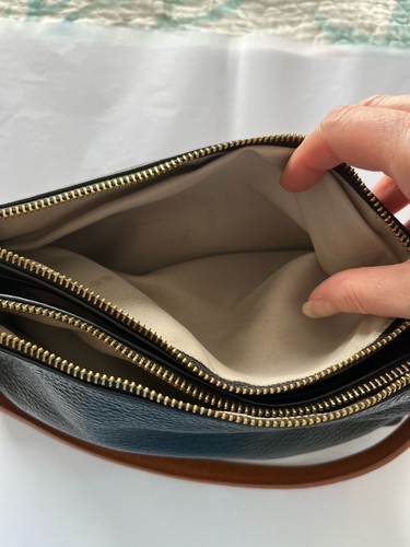 Borsa a tracolla Valentina in pelle nera e marrone ciottoli italiani - Foto 5 di 9