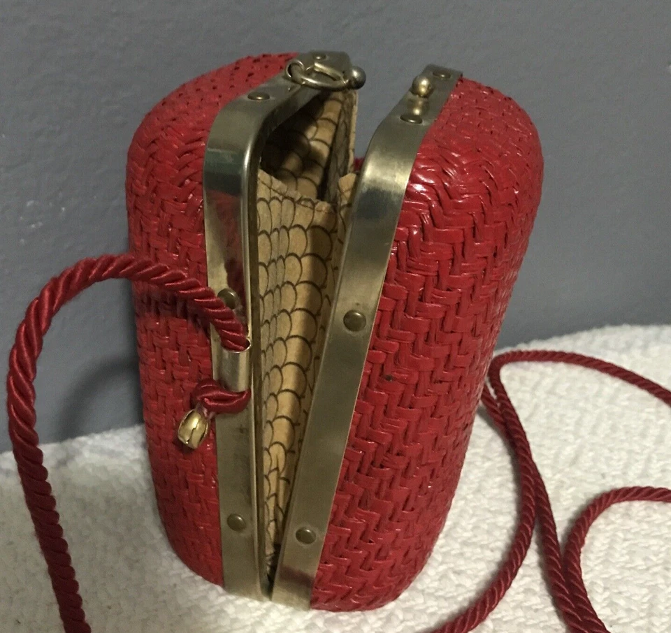 Cartera de caja tejida roja vintage años 60 - Cierre y cordón bandolera detalles pastillero Foto 2 de 4