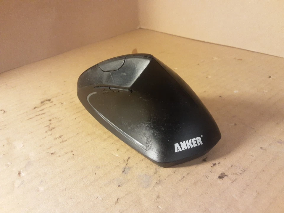 Anker 98anwvm-uba Wireless Vertical Ergonomic Optical Mouse with Dongle - Image 3 of 4