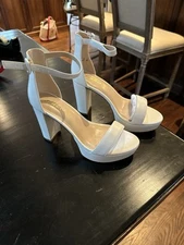 NIB Anklis white ankle strap heels. 7.5  Holiday/wedding/etc. 4” Chunky heel
