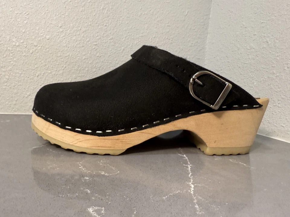 Zuecos de madera HANNAH DIFFERENTSON para niñas jóvenes talla 34 (2 años) correa trasera de gamuza negra Foto 2 de 4