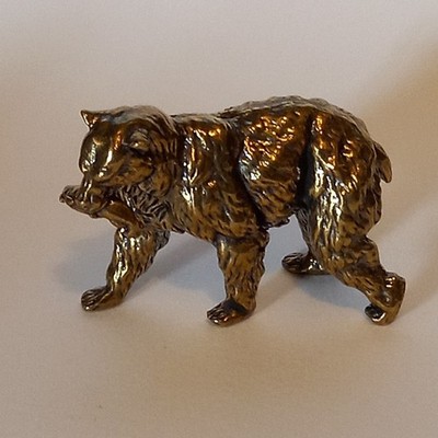 CHARMANTE VINTAGE MESSING MINIATUR, VON EINEM GRIZZY BÄREN, DER EINEN FISCH ISST