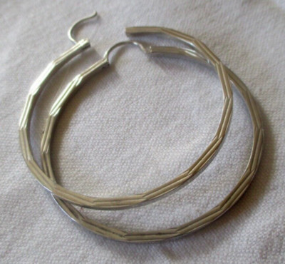 Boucles D’oreilles Créoles Argentées Gravées - Grands Anneaux Fantaisie