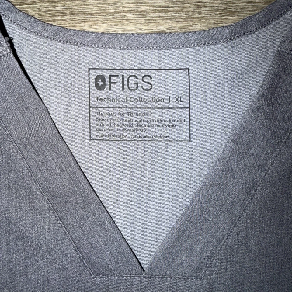 Figs Men’s Graphite Chisec Three-Pocket Scrub Top Size XL  - Image 3 of 4
