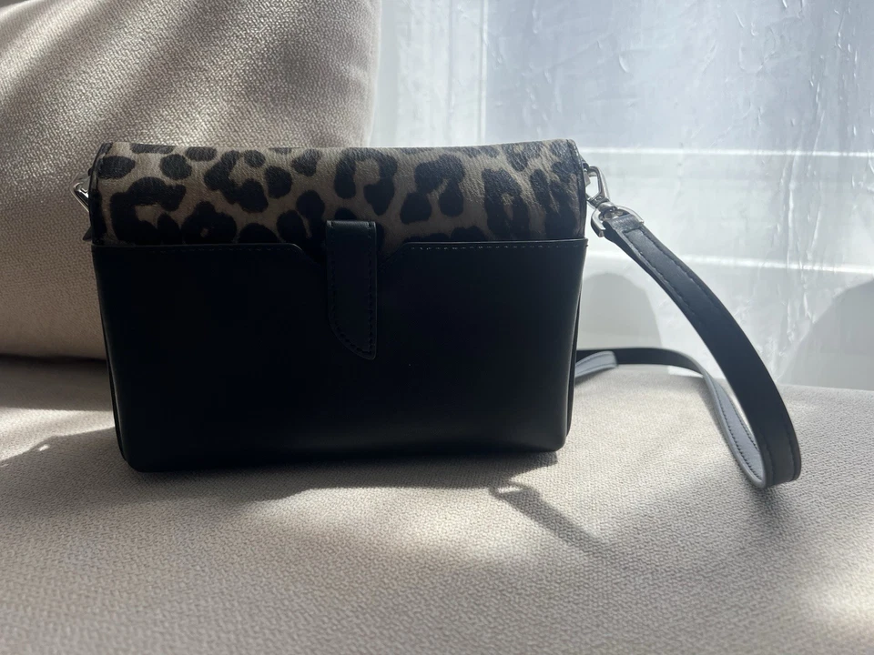 Bolso Bandolera Michael Kors - Cuero Sintético Negro, Correa Estampado Leopardo, Logo MK, Mujer Foto 4 de 4