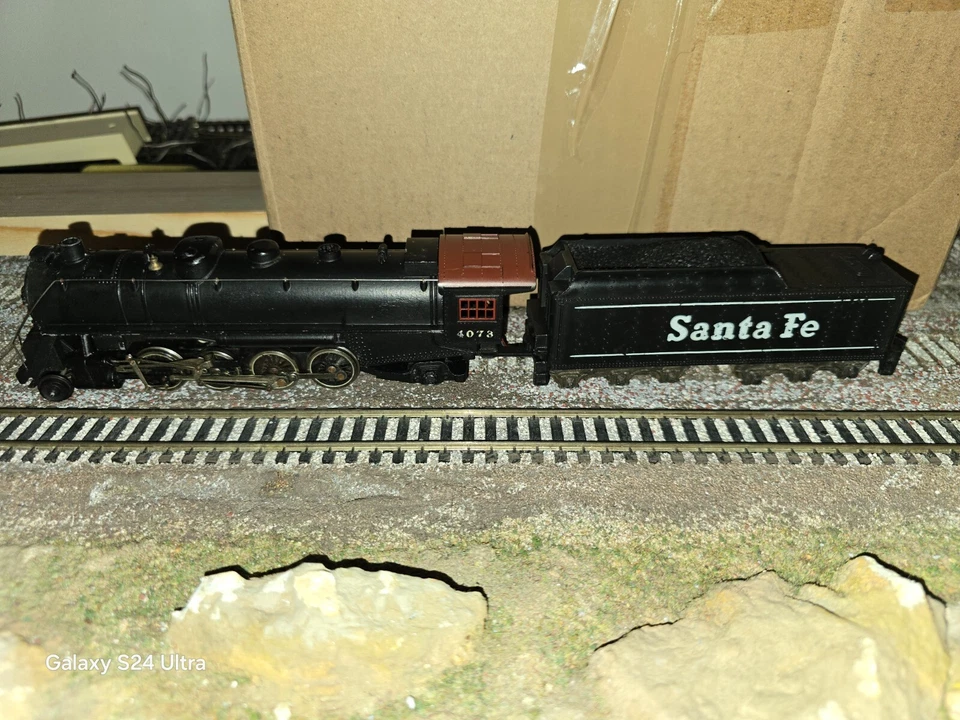 Tyco/Mantua Santa Fe 2-8-2 Mikado Locomotive - Image 2 of 4