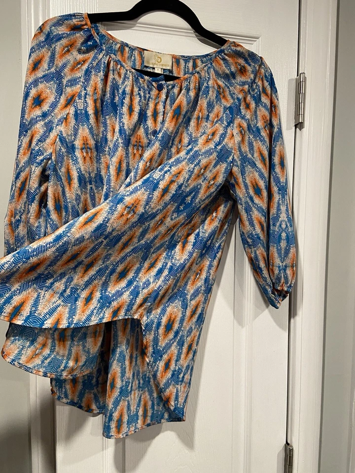 Blusa Collective Concepts Talla M Alto Bajo Botón Frontal Cuello Redondo Manga 3/4 Foto 2 de 4