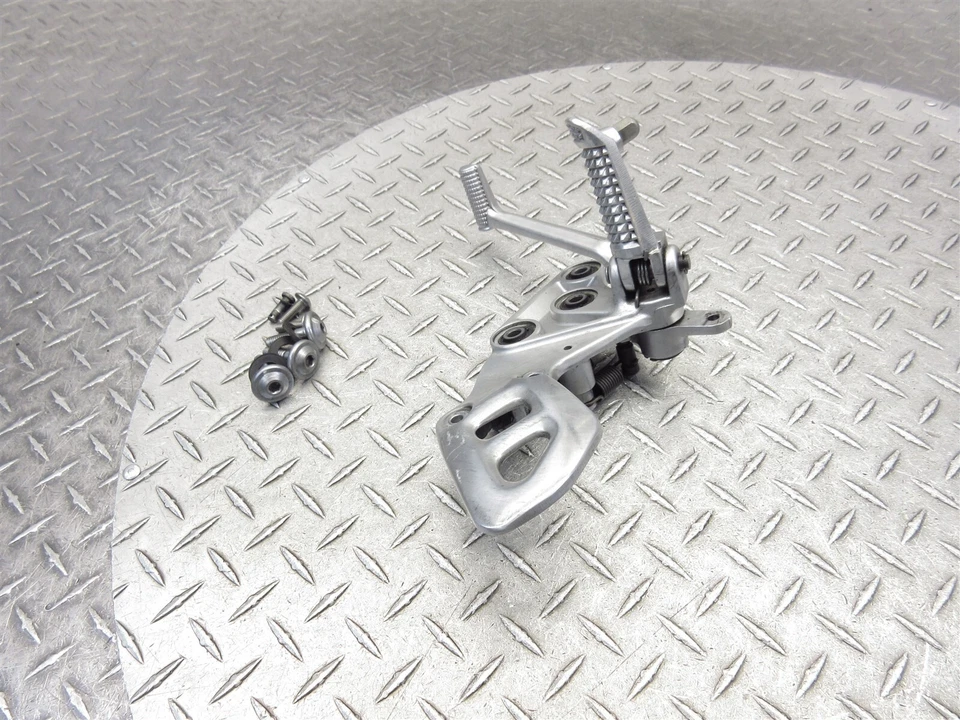 2003 01-07 Suzuki GSXR1300 Hayabusa OEM Juego de equipo original Juego de clavijas de freno trasero derecho Soporte de clavija Foto 2 de 4