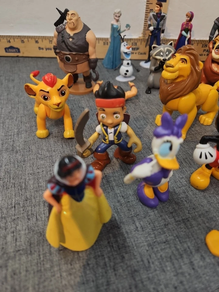 Lote mixto de figuras de Disney 30 adornos para pasteles para niños pequeños Frozen Lion King Mickey 2 a 3,5" Foto 2 de 4