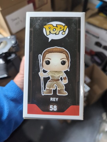 Funko Pop! Vinyl: Star Wars - Rey (w/ Staff) #58 - Picture 4 of 6