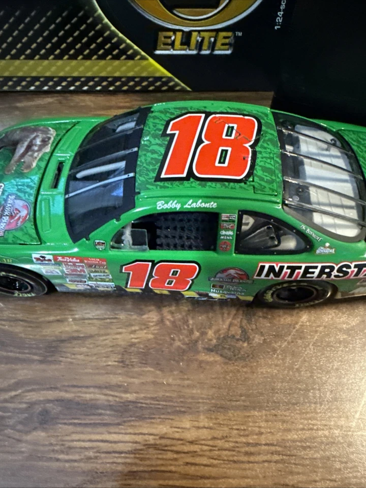 Bobby Labonte #18 Interstate Batteries Jurassic Park 3 2001 ELITE 1:24 Diecast — 第 3/4 张图片