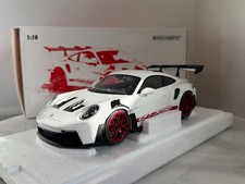 Minichamps Porsche 911 992 GT3 RS 2022 Weiß, Rote Felgen 1:18 OVP