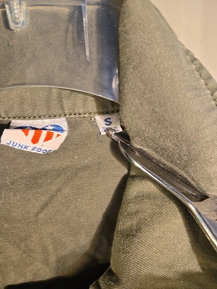 Parches de letrero de paz hippie verde a presión de chamarra de comida chatarra The Beatles talla S Foto 3 de 4