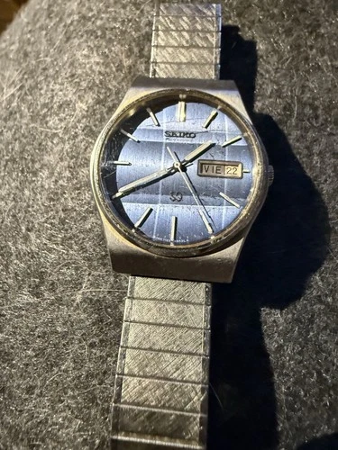 Vintage Seiko Men"s Watch,Quartz, Day/Date, Blue Dial. Runs
