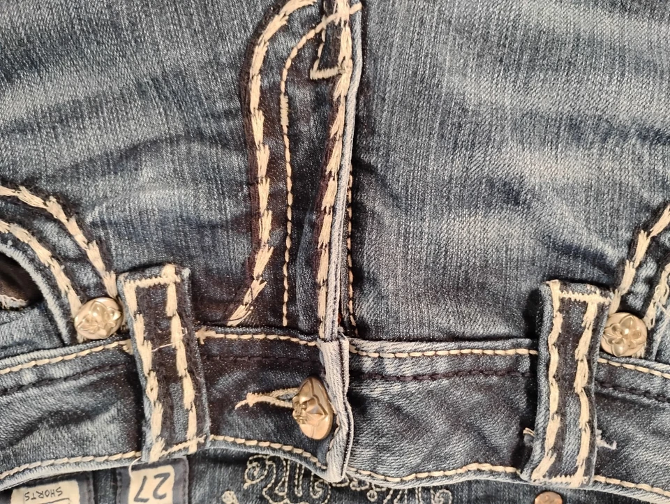 Pantalones cortos de mezclilla Miss Me azules con detalles de estrás y detalles plateados Talla: 27 - Imagen 3 de 4