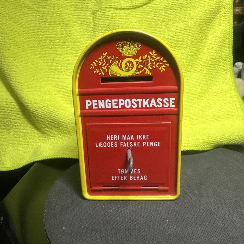 Vintage Pengepostkasse Tin Bank 5in Tall with Key