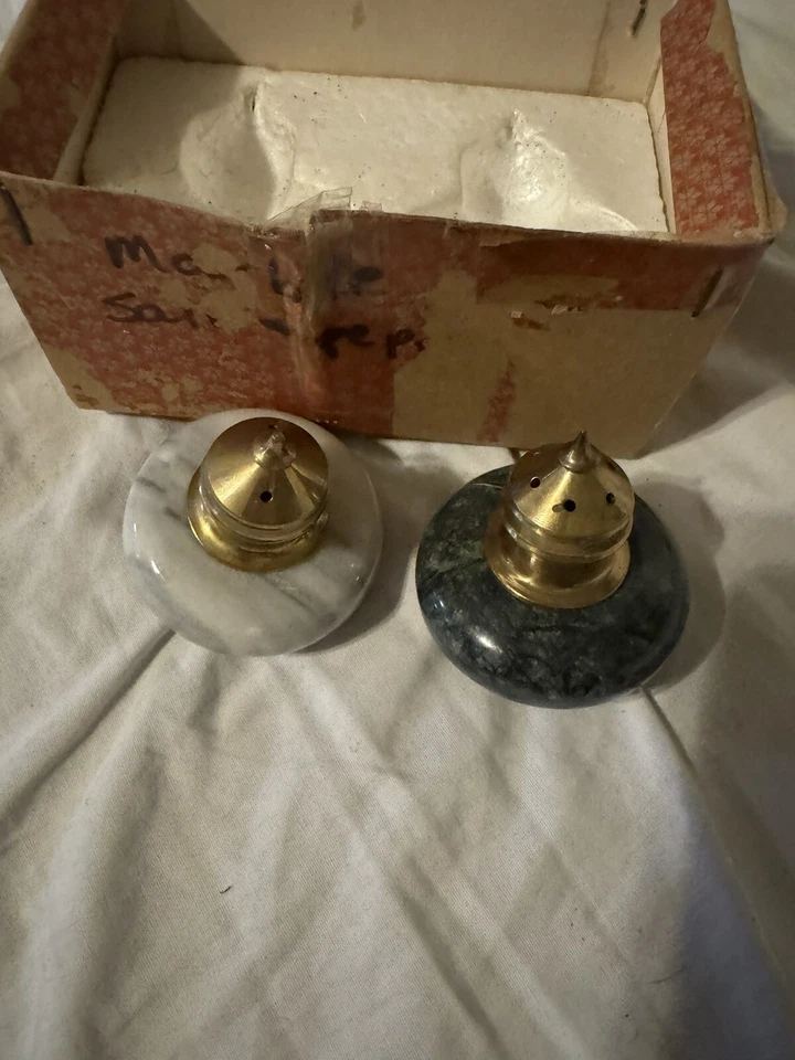 Juego de saleros y pimenteros de mármol vintage diseño cantury latón verde blanco Foto 3 de 4