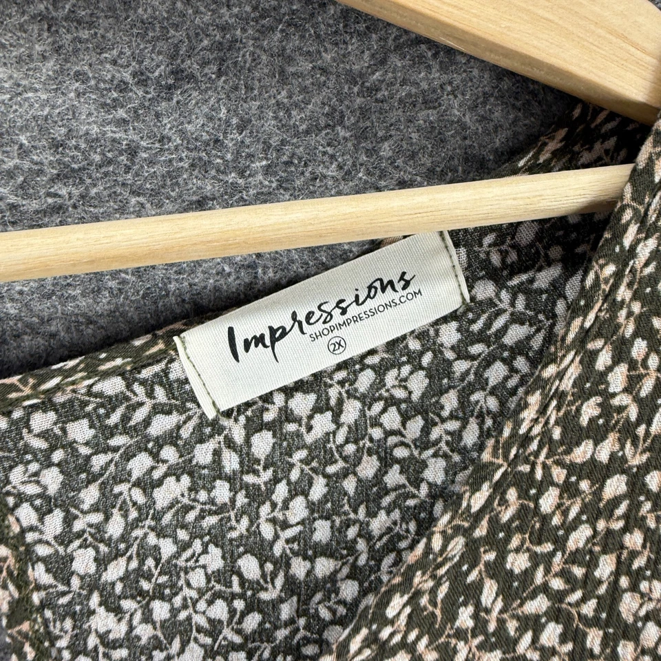 Vestido Impressions Feminino 2X Plus Preto Floral Shift Gancho Curto e Olho Manga Longa - Imagem 3 de 4