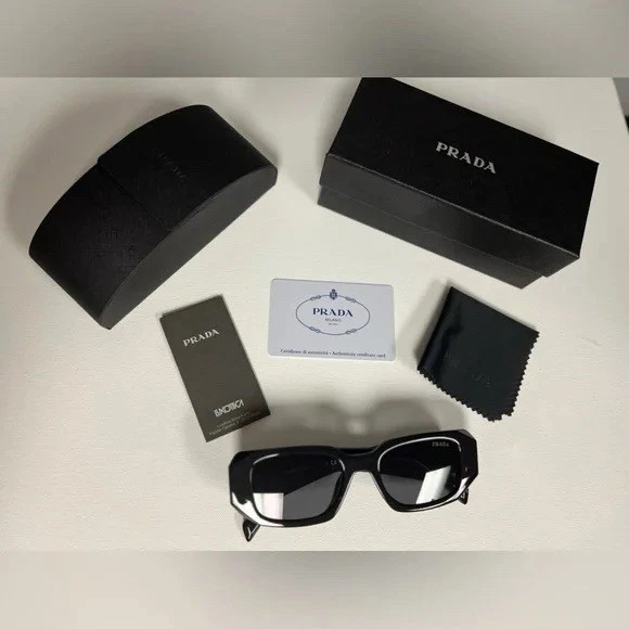 Мужские квадратные черные солнцезащитные очки PRADA поставляются в упаковке с чехлом - Изображение 3 из 3