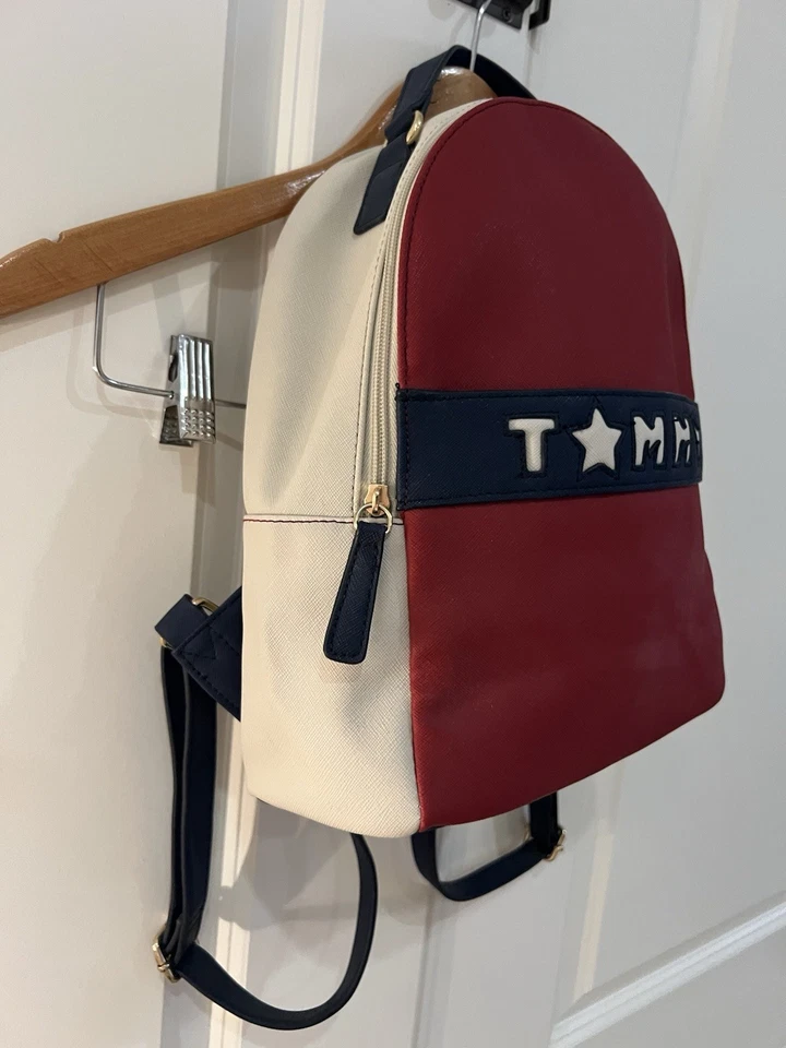 Mini Mochila TOMMY HILFIGER Roja Crema Azul Spellout Foto 2 de 4