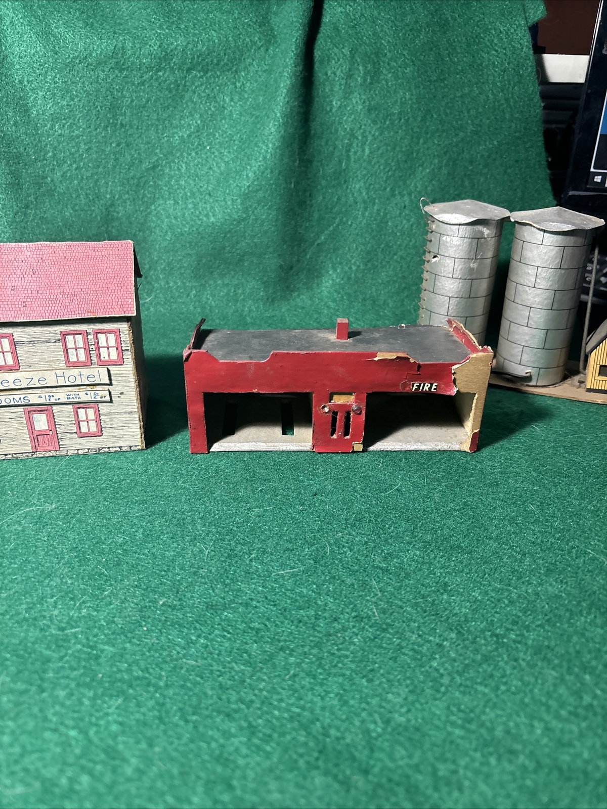 HO SCALE ASSEMBLED CARDBOARD/PAPER MODEL RAILROAD BUILDINGS eBay