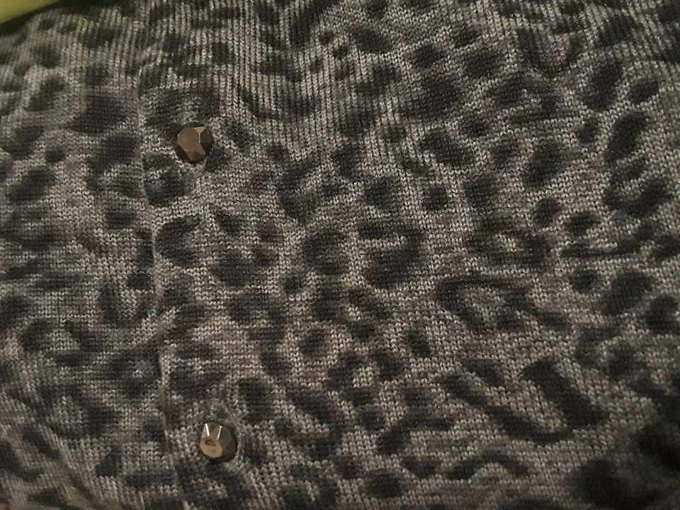 Cárdigan Suéter Calvin Klein Mujer Talla Pequeña Gris Patrón Leaopardo Manga Larga Foto 4 de 4