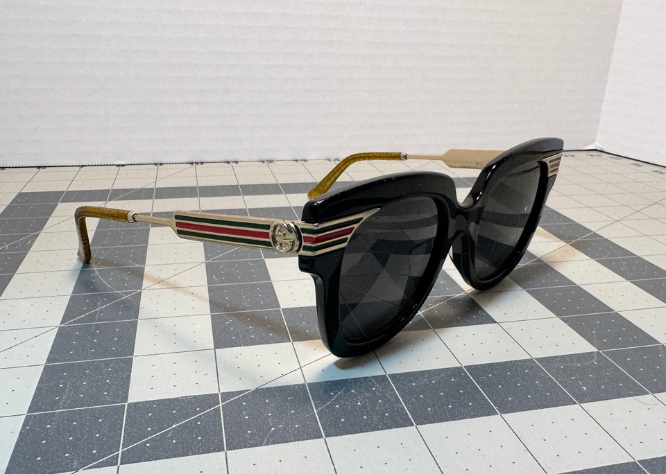Gafas de sol Gucci para mujer GG0281SA 001 51 mm lentes negras doradas/grises - SOLO MARCO Foto 3 de 4