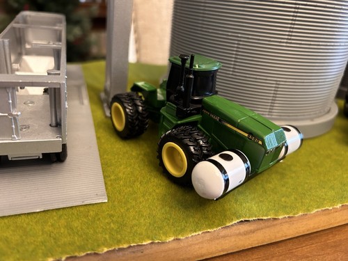 1/64 John Deere With Custom Front Mounted Saddle Tanks