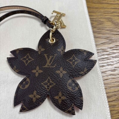 さくらLouis Vuitton エピレザー 黒　6連キーリング　超美品 Louis Vuitton Takashi Murakami Cherry Blossom Bag Charm Key Chain