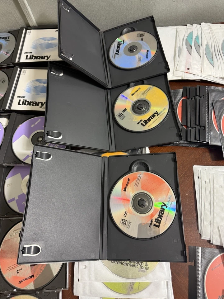 MICROSOFT MSDN SOFTWARE DISCS  LOT- 100+ Different Discs 1999-2001 In Soft Case - Image 4 of 4