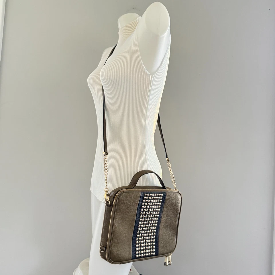 HENRI BENDEL Cuero Guijarro ESTUDIADO Tableta Estuche Cartera Bolso Verde Ejército Organizador Foto 2 de 4