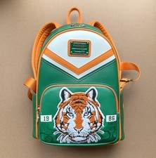 Loungefly Stranger Things Hawkins High School Mochila y Cremallera Alrededor Conjunto de Cartera