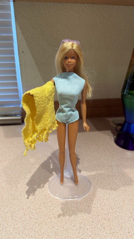 Malibu Barbie Mattel 1971 Made In Japan WITH Sunglasses And Towel