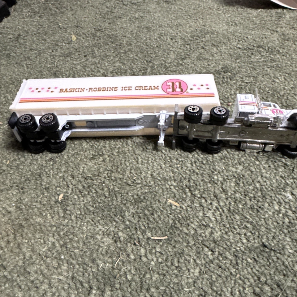 Semirremolque Mack Can Road Champs 18 ruedas Baskin Robbins metal fundido a presión Foto 4 de 4