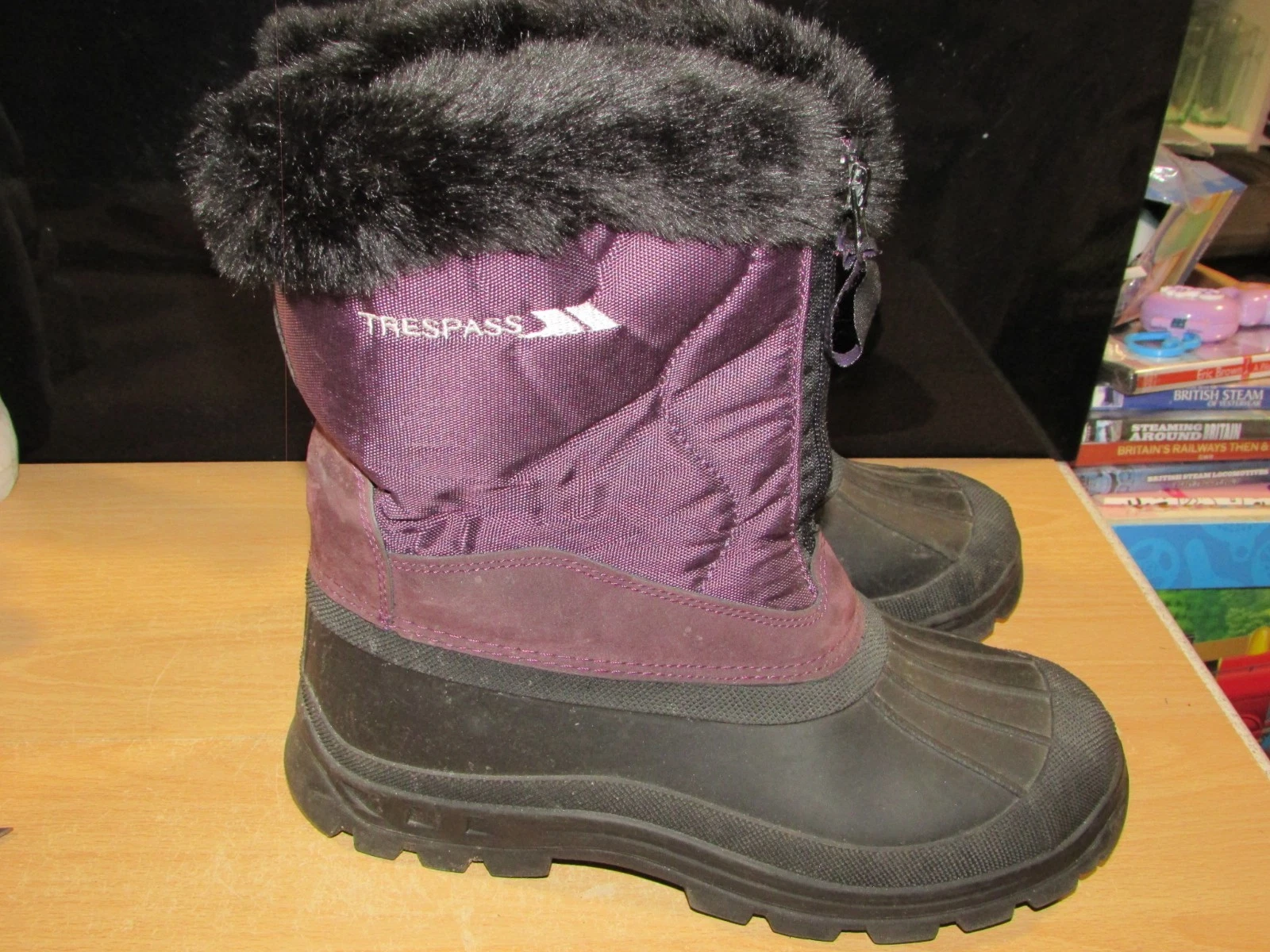 Gorgeous Ladies Purple and Black TRESPASS Zelda Snow / Winter Boots UK 7