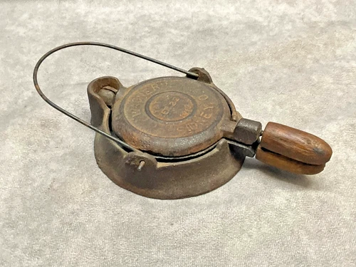 "Wagner" Sidney, 0 Pat Feb 22 1910. Waffle Maker Cast iron Wood Handles 4” AAFA