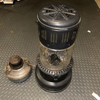 Clean Perfection Heater With Glass Globe Uses No 500 Wick With Kerosene Tank