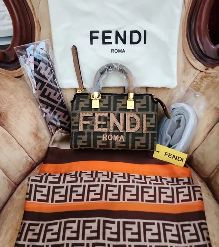 Au fait ☆ FENDI ☆ avec écharpe en soie. ?.