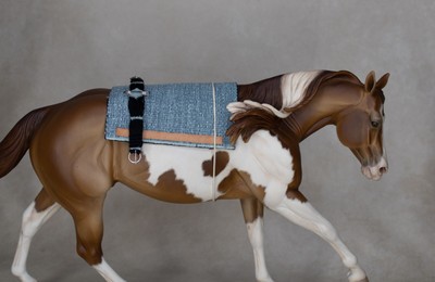 Sattelpad petrol 8 hell Breyer Stone Resin Tack Western 1:9 Modellpferd Zubehör
