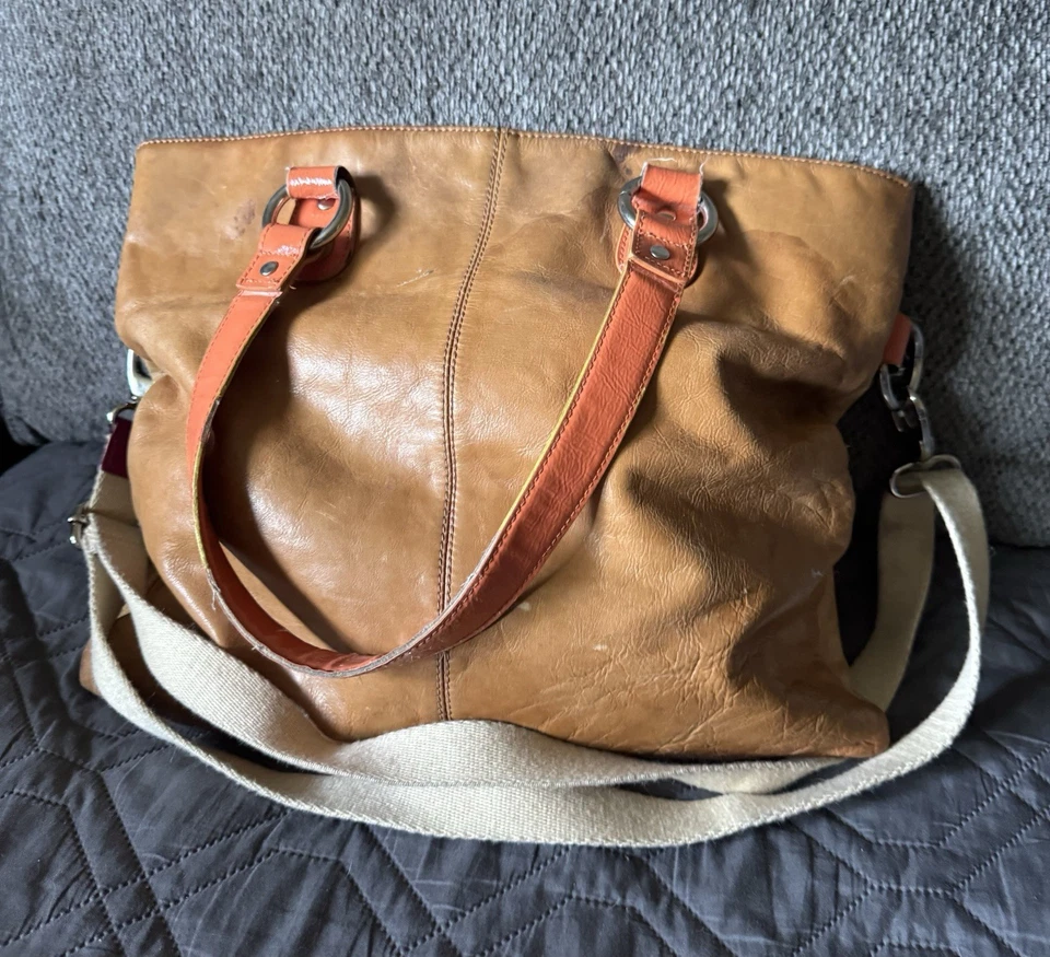 Cartera retro Kate Landry de cuero marrón con correa naranja Foto 2 de 4