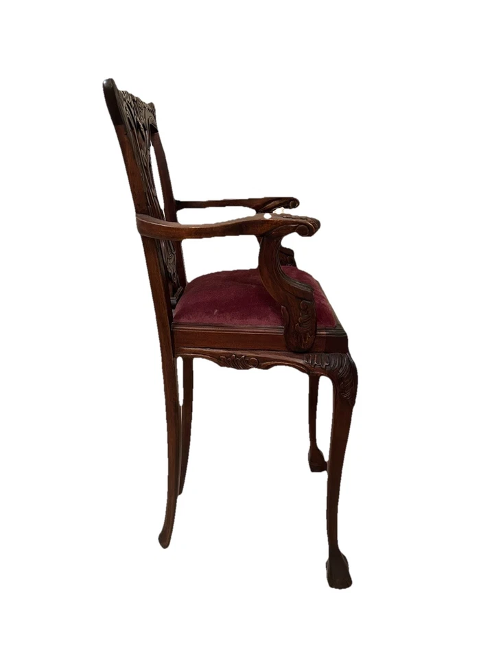 Silla de madera estilo victoriano Chippendale para niños con asiento de terciopelo utilería fotográfica de colección Foto 4 de 4