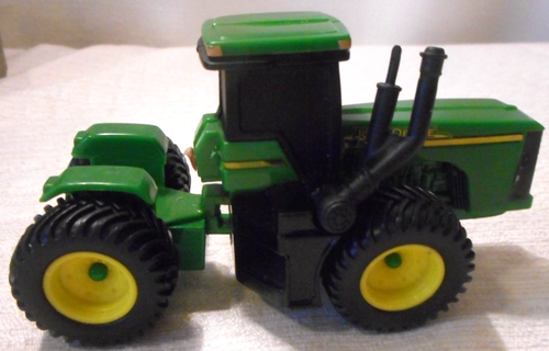 Trattore ERTL John Deere 9620 4WD 1/64 pressofuso e plastica finestre nere 4 1/2" - Foto 1 di 12