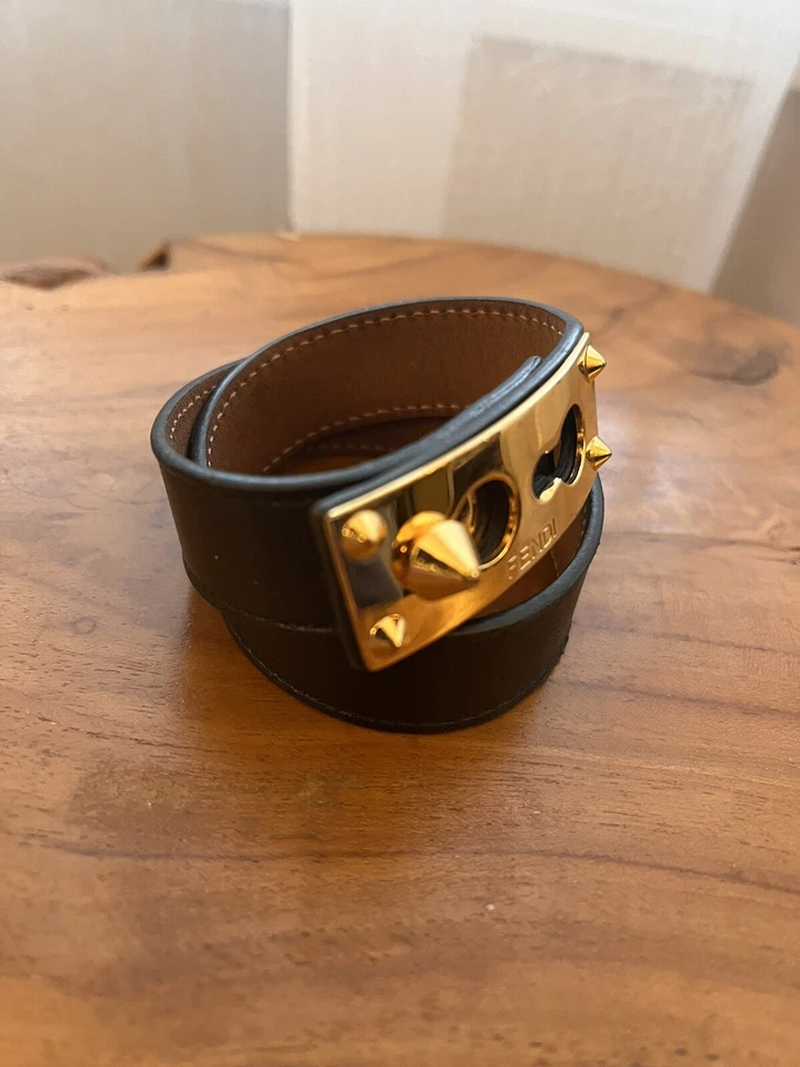 Pulsera Fendi Doble Envoltura Cuero Negro Placa Dorada - Muñeca 6 1/2 Pulgadas Foto 2 de 4