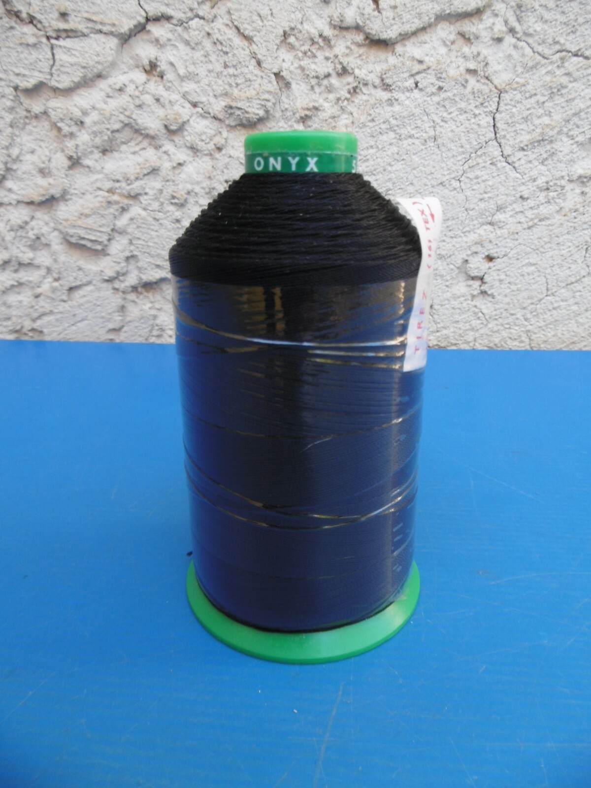 Fil nylon Onyx N°51 noir idéal pour coudre les tissus épais