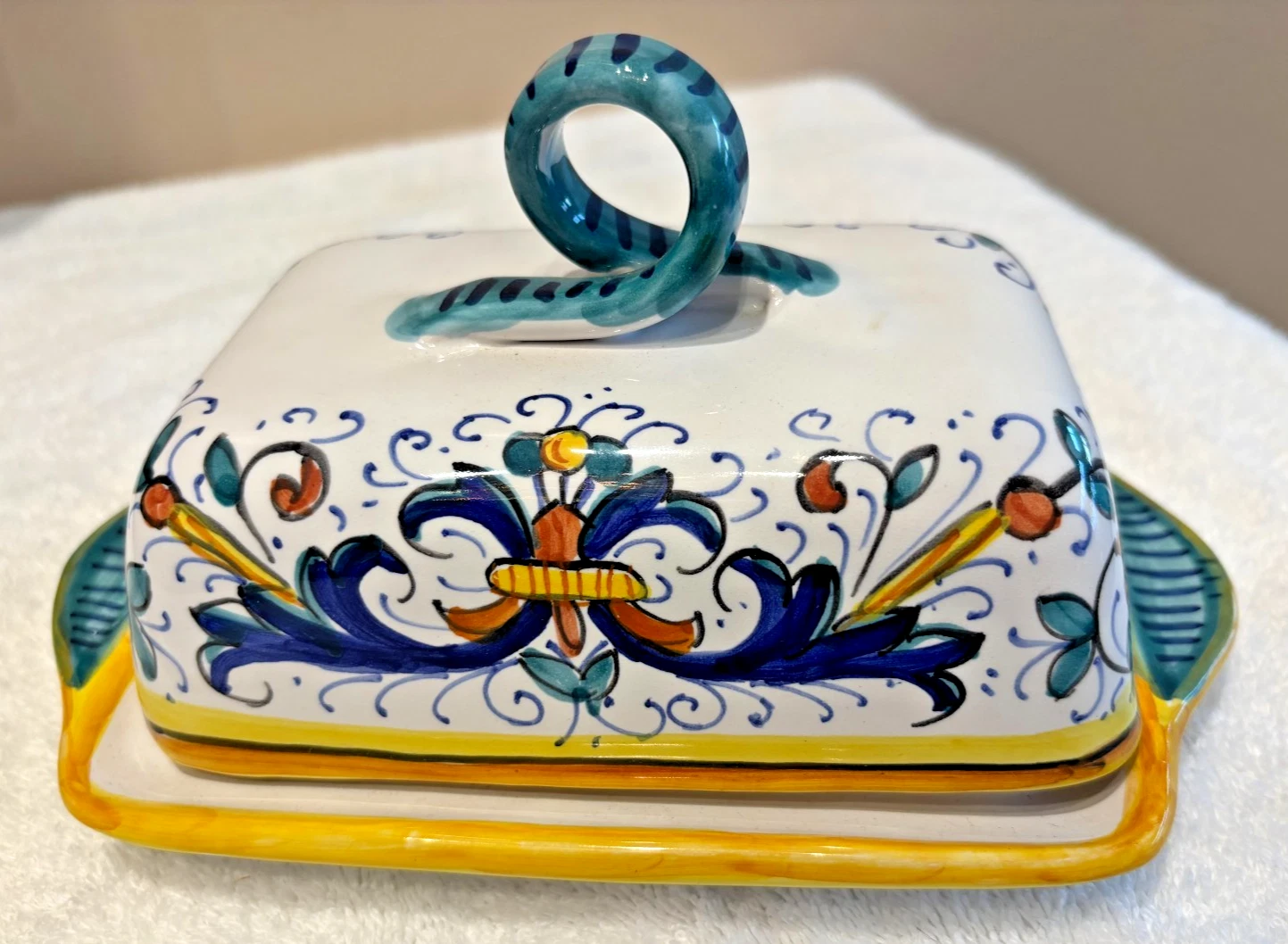 HAND MADE/PAINTED RICCO DERUTA PATTERN CERAMIC BUTTER DISH, ITALY 8"x 4 1/2" x5"