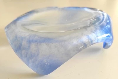 porte savon en verre bleu et blanc de 12.5 x 12.5 cm fabrication artisanale - Photo 1/4