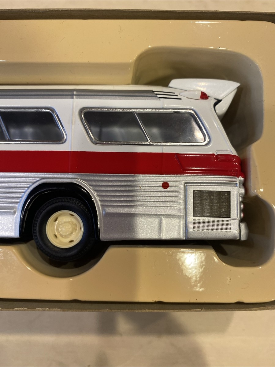 0687) TRAILWAYS BUS GM 5302 ITEM # 54303 1:50 SCALE CORGI