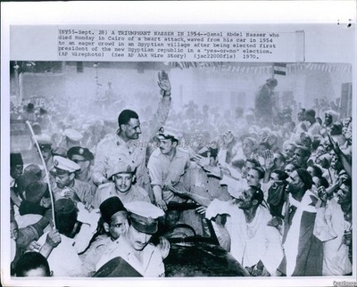 1970 President Gamal Abdel Nasser Waves From Car In 1964 Politics Wirephoto 8x10