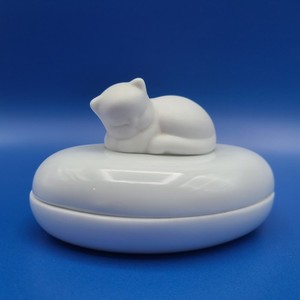 Vintage Crowning Touch White Sleeping Cat Kitten Porcelain Trinket Box FREE SHIP