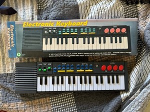 Vintage Hing Hon EK-001 Electronic Synthesizer Keyboard 8-bit Sounds